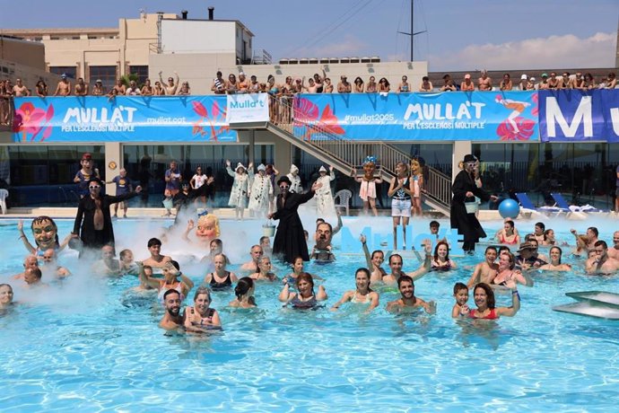Más de 110.000 personas han participado este domingo en la campaña solidaria 'Mulla't per l'Esclerosi Múltiple' en más de 500 piscinas de Catalunya