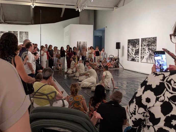 Danza en una de las exposiciones del IAACC Pablo Serrano para celebrar su 30 aniversario.