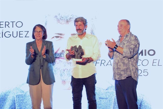 Entrega del premio 'Francisco Elías' del Festival de Cine de Islantilla al director Alberto Rodríguez.