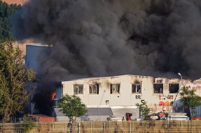 Incendio en una empresa de baterías de litio y de pilas, a 4 de junio de 2025, en Azuqueca de Henares, Guadalajara, Castilla-La Mancha (España). Un incendio declarado sobre las 19.00 horas de hoy en una empresa de baterías de litio y de pilas situado en e