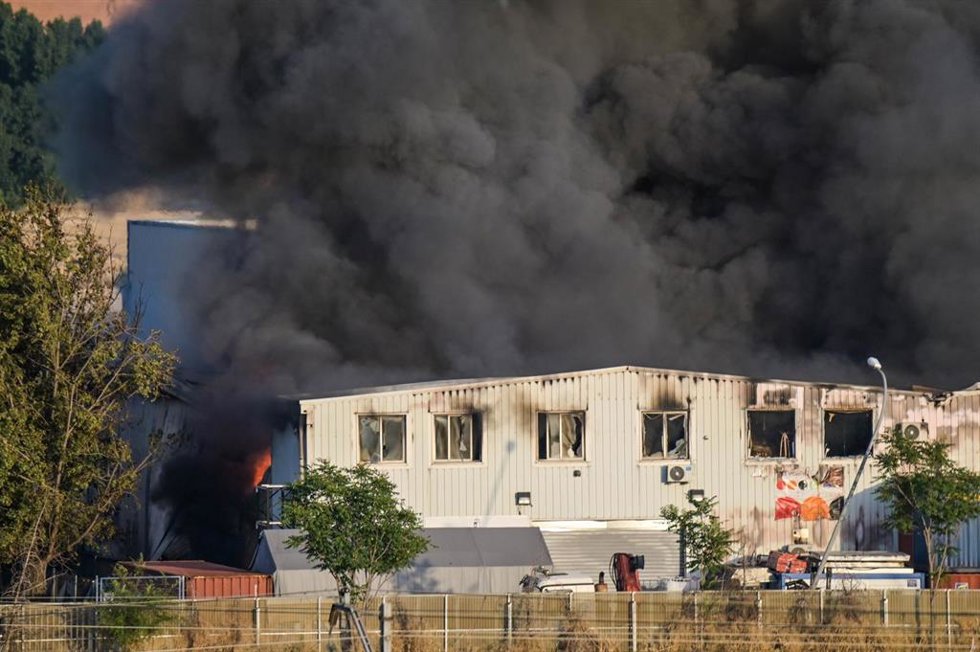 Incendio en una empresa de baterías de litio y de pilas, a 4 de junio de 2025, en Azuqueca de Henares, Guadalajara, Castilla-La Mancha (España). Un incendio declarado sobre las 19.00 horas de hoy en una empresa de baterías de litio y de pilas situado en
