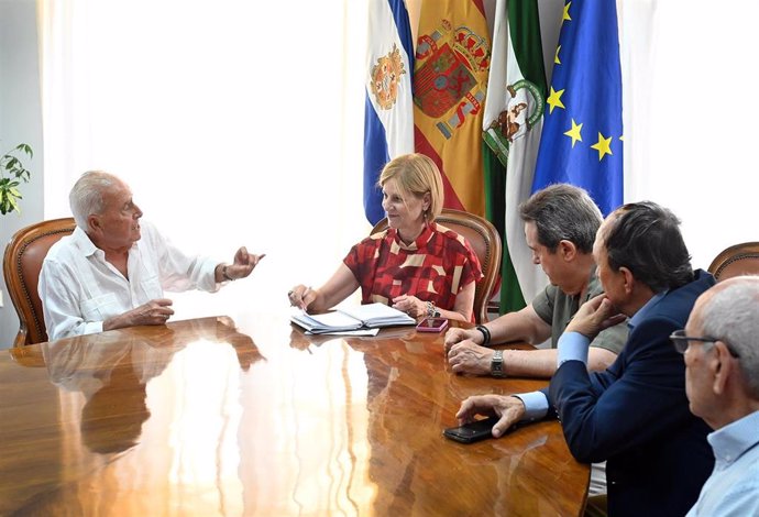 Reunión de la alcaldesa de Jerez de la Frontera, María José García-Pelayo, con responsables de la muestra Paleta de Colores.