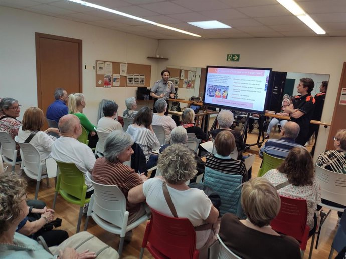Cicle de xerrades sobre riscos d'estiu dirigit específicament a les persones grans