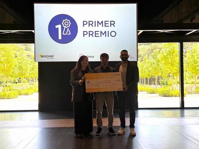 Estudiantes de la Universidad de Oviedo reciben el primer premio nacional en eficiencia industrial de Saint-Gobain Isover.