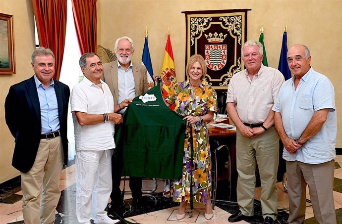 La alcaldesa de Jerez, María José García-Pelayo, en una reunión con representantes de la Federación Andaluza de Cofradías y Asociaciones Gastronómicas (Fecoan).