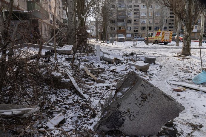 Archivo - February 24, 2025, Donetsk Reg, Kharkiv, Ukraine: A damaged apartment building is seen after a Russian guided aircraft bomb attack in Kostiantynivka, Donetsk region, Ukraine
