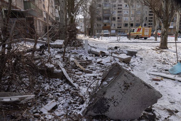 Archivo - Arquivo - 24 de fevereiro de 2025, região de Donetsk, Kharkiv, Ucrânia: Um prédio de apartamentos danificado é visto após um ataque a bomba de uma aeronave guiada russa em Kostiantynivka, região de Donetsk, Ucrânia