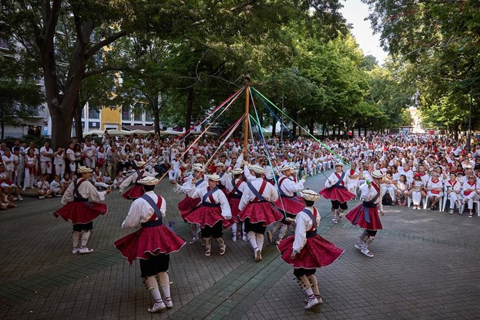 Archivo - Espectáculo de danza en el escenario del Paseo Sarasate en unos Sanfermines anteriores.