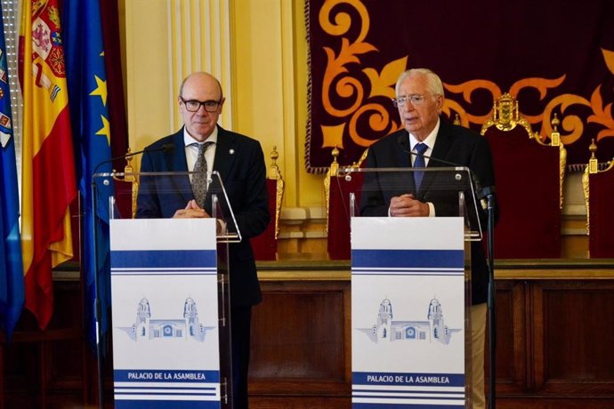 El presidente de la Ciudad, Juan José Imbroda, junto al rector de la UGR en una visita reciente.