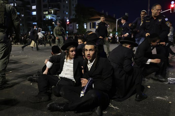 Archivo - 30 June 2024, Israel, Jerusalem: Security forces scuffle with Ultra-Orthodox demonstrators during a protest against the IDF draft. Photo: Ilia Yefimovich/dpa