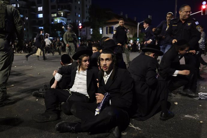 Archivo - Arquivo - 30 de junho de 2024, Israel, Jerusalém: Forças de segurança brigam com manifestantes ultraortodoxos durante um protesto contra o recrutamento da IDF. Foto: Ilia Yefimovich/dpa