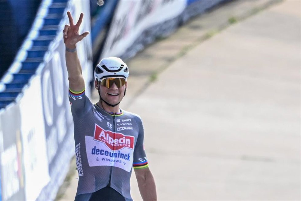 Archivo - Mathieu van der Poel (Alpecin-Deceuninck) celebra un triunfo.