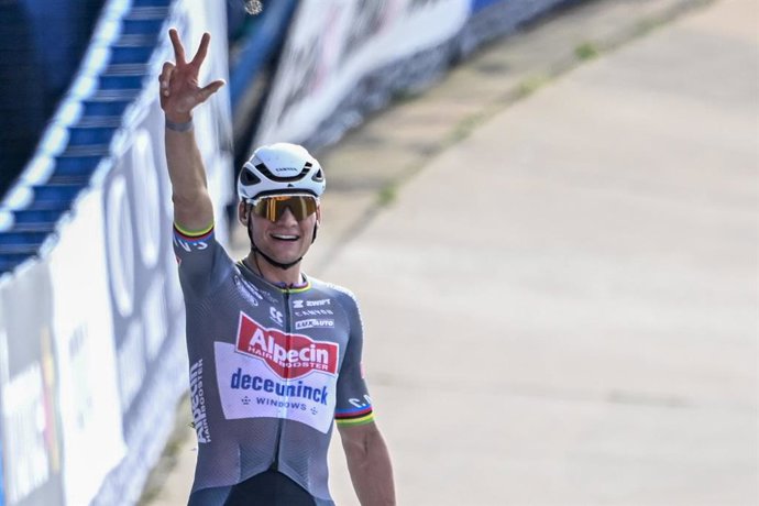 Archivo - April 13, 2025, Roubaix, France: Roubaix, France - April 13 : Van Der Poel Mathieu (NED) of Alpecin - Deceuninck celebrating his victory during the 122nd edition of Paris Roubaix an UCI World Tour cycling race for Men Elite of 259,7 kms with sta