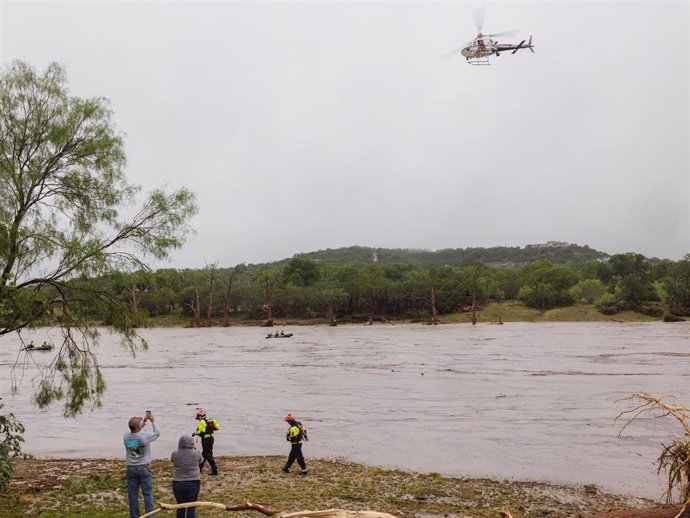 Labores de rescate tras una riada en el condado de Kerr, en Texas