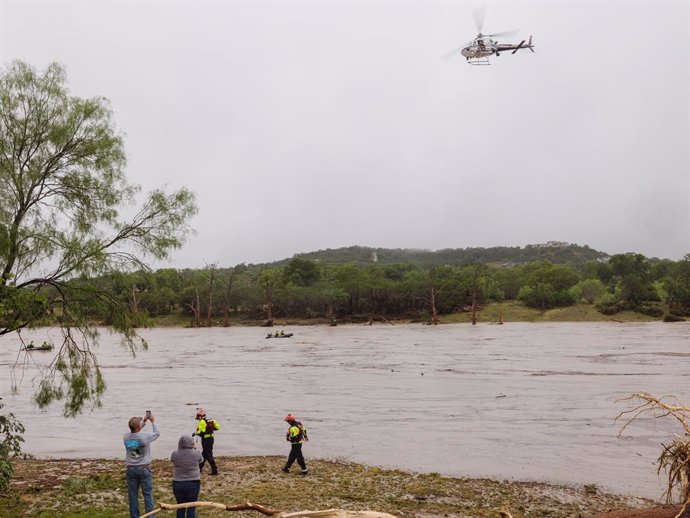 4 de julho de 2025, Kervrville, Texas, Estados Unidos: Um helicóptero do Texas DPS realiza buscas aéreas ao longo do rio Guadalupe, após uma inundação destrutiva em Kerrville, na sexta-feira, 4 de julho de 2025.