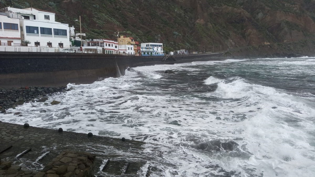 Temperaturas altas descienden este lunes en Canarias, donde habrá aviso amarillo por viento y fenómenos costeros