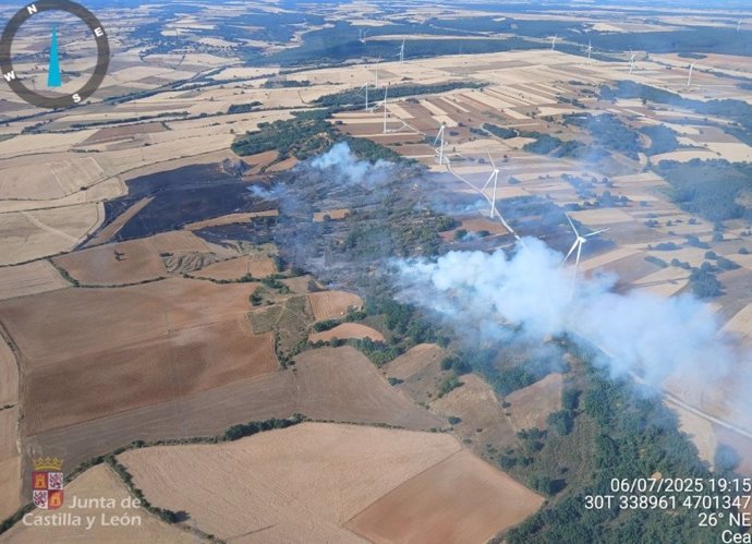 Más de una veintena de medios trabajan en la extinción de un incendio en San Pedro de Valderaduey (León)