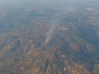 Amplían a nueve los medios aéreos para luchar contra el incendio forestal de Cardeña (Córdoba)