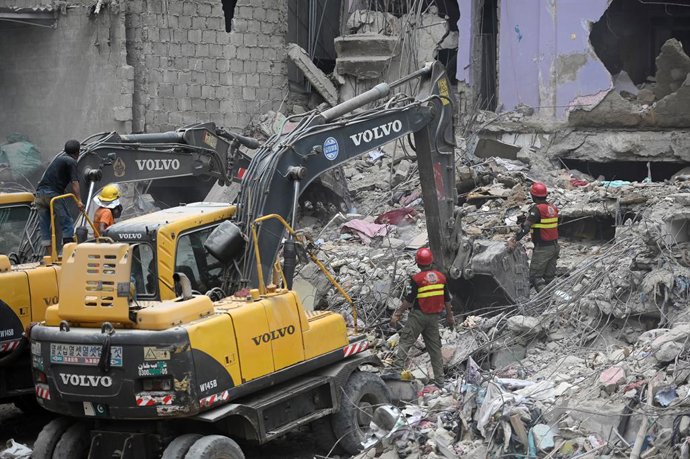 KARACHI, July 6, 2025  -- Rescuers work at the scene of a residential building collapse in Karachi, Pakistan, July 5, 2025. The death toll in the building collapse in Pakistan's southern port city of Karachi has jumped to 27 as rescuers retrieved more bod