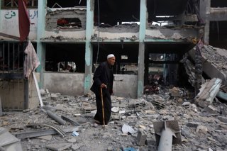 Archivo - May 12, 2025, Jabalia, Gaza Strip, Palestinian Territory: Palestinians inspect the rubble of A school Fatima, Asad's daughter, After the Israeli bombing last night at Jabalia, North Gaza Strip, on May 12, 2025