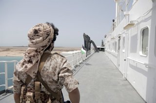 Archivo - HODEIDAH, May 13, 2024  -- A Houthi group member stands on the deck of the Galaxy Leader near the port city of Hodeidah in western Yemen, May 12, 2024. A delegation from the International Committee of the Red Cross (ICRC) visited on Sunday the G