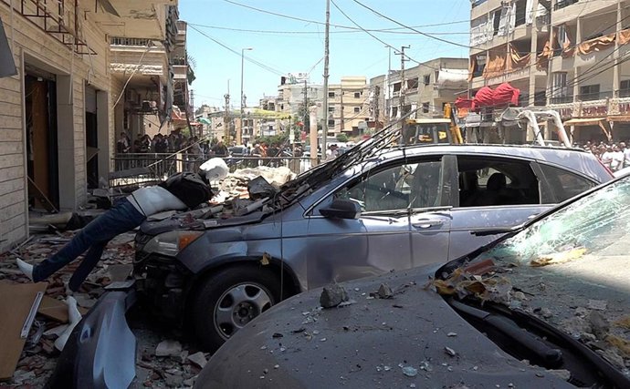Vista de apartamentos y coches dañados por ataques de Israel en Nabatiye, sur de Líbano  