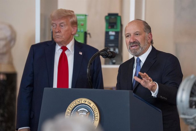 Archivo - 30 de abril de 2025, Washington, Distrito de Columbia, EUA: O secretário de Comércio dos Estados Unidos, Howard Lutnick, fala enquanto o presidente dos Estados Unidos, Donald J. Trump, olha durante um evento "Investindo na América" no Cross Hall