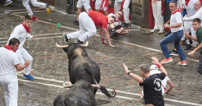 Toros de la ganadería gaditana de Fuente Ymbro protagonizan el primero encierro de los Sanfermines de 2025, que ha sido peligros con la manada rota desde Santo Domingo.