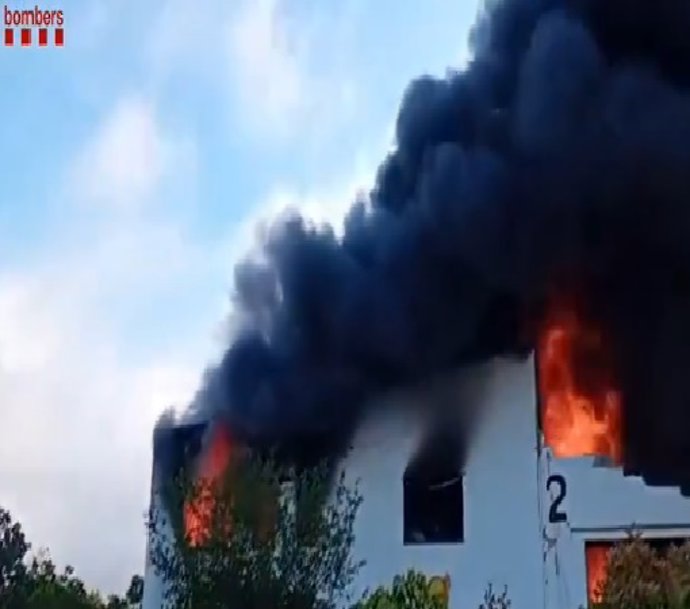 Incendi en una nau industrial a Castellcir (Barcelona)