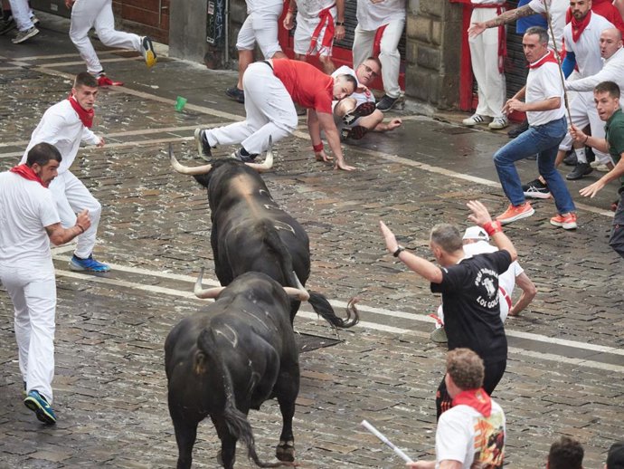 Os touros da praça de touros Fuente Ymbro, em Cádiz, participaram da primeira corrida de touros da Sanfermines 2025, que foi perigosa com o rebanho desmembrado de Santo Domingo.