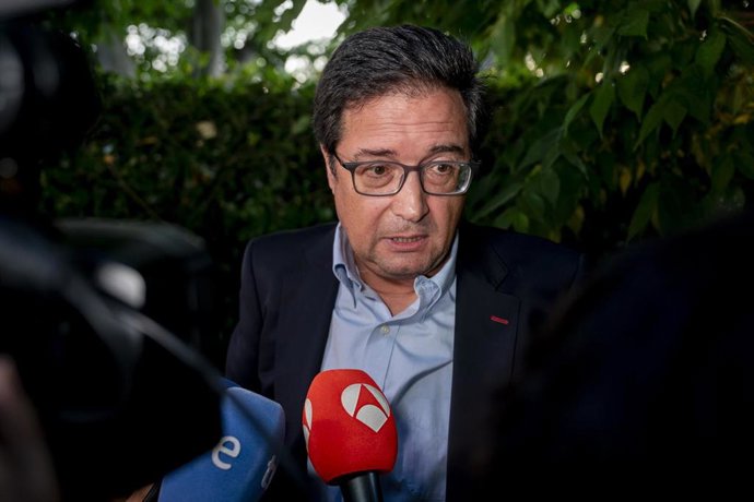 El ministro para la Transformación Digital y para la Función Pública, Óscar López Águeda, atiende a los medios de comunicación, antes de la entrega de los premios Merca2, en el Hotel Rosewood Villa Magna, a 19 de junio de 2025, en Madrid (España). 