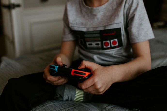 Persona jugando con una videoconsola