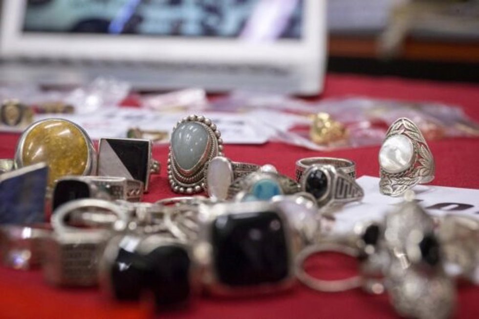 Hasta el 17 sigue abierta la subasta de objetos perdidos, con gargantillas desde 7 euros o relojes de alta gama por 75
