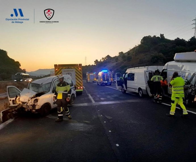 Dos Hombres Han Resultado Heridos En La Mañana De Este Lunes Tras Un Choque Entre Un Vehículo Tipo Furgoneta Y Un Vehículo De Mantenimiento De Carreteras Que Ha Tenido Lugar En La Carretera AP-7 A Su Paso Por La Ciudad Malagueña De Estepona.