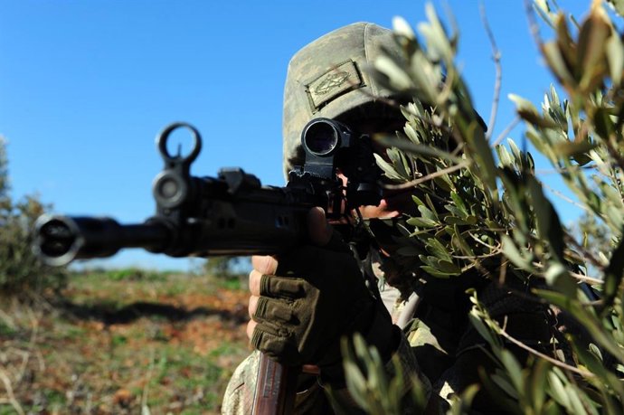 Archivo - Arquivo - Soldado turco apontando um rifle (arquivo)