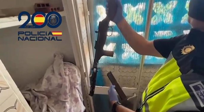 Un agente con el subfusil intervenido en la operación antidroga realizada en la barriada de San Benito en Jerez.