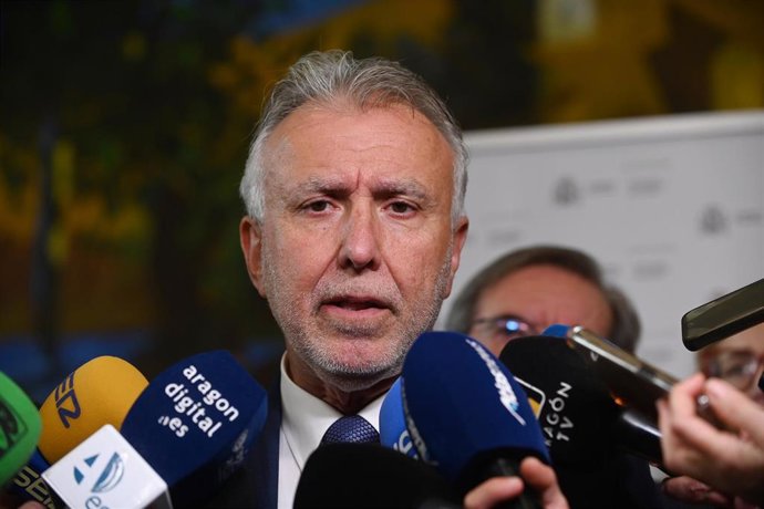 El ministro de Política Territorial y Memoria Democrática, Ángel Víctor Torres, atiende a los medios de comunicación tras presidir la reunión del Consejo Territorial de Memoria Democrática, a 10 de junio de 2025, en Zaragoza, Aragón (España).