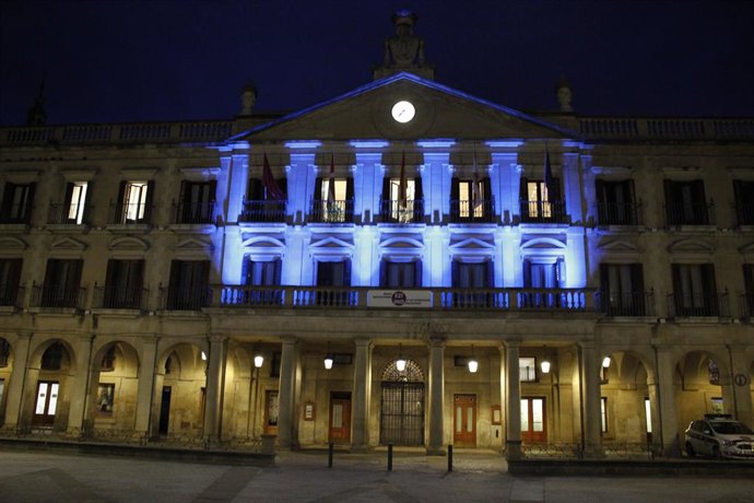 Gasteizko udaletxeko fatxada urdinez