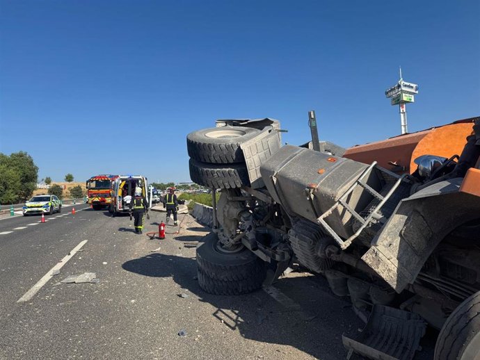 Camión semivolcado en la carretera M-503 a su paso por Majadahonda