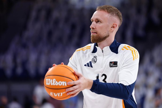 Dzanan Musa, do Real Madrid, aquece durante a partida de basquete da Liga Espanhola, Final do primeiro turno da Liga ACB Endesa, disputada entre o Real Madrid e o Valencia Basket na Movistar Arena em 20 de junho de 2025, em Madri, Espanha.