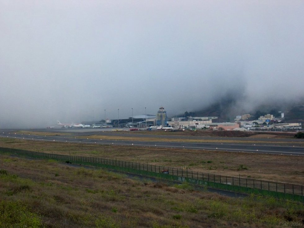 Archivo - Niebla en el aeropuerto Tenerife Norte (Los Rodeos)