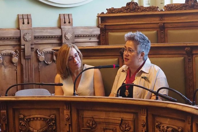 Las concejalas de VTLP Rocío Anguita (izda) y Cristina Colino, que ha tomado posesión de su acta este lunes.
