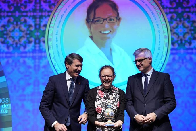 Archivo - El delegado del Gobierno en Andalucía, Pedro Fernández (i), entrega a la directora de elDiario.es en la comunidad autónoma, Lucrecia Hevia, uno de los Premios Plaza de España, en foto de archivo.