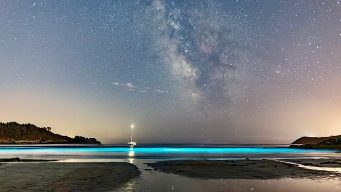 La Playa Que Brilla En La Oscuridad En Cee