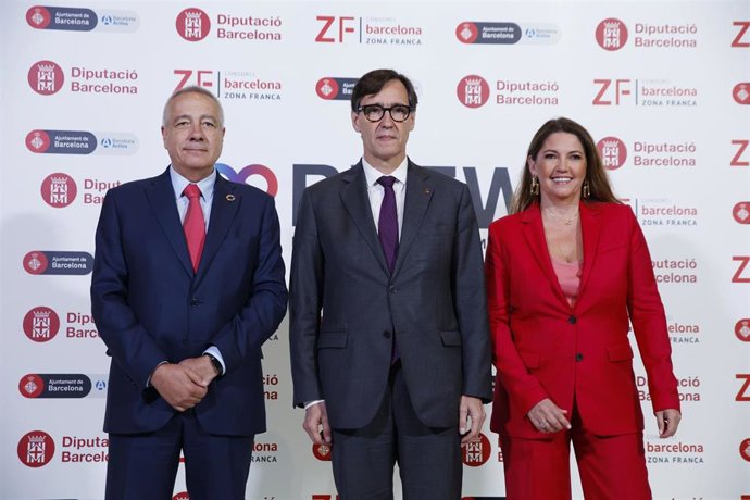 Archivo - El president de la Generalitat, Salvador Illa (2i), y el delegado del Estado en el CZFB (Consorcio de la Zona Franca de Barcelona), Pere Navarro (1i), durante la inauguración de la BNEW 2024.