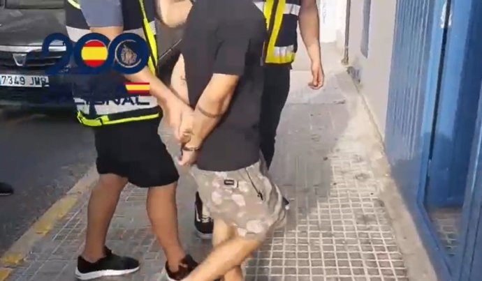 El detenido por una supuesta agresión a un agente de la Policía Nacional durante la huelga del metal es conducido a Comisaría.