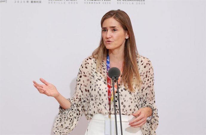 La vicepresidenta y ministra para la Transición Ecológica y el Reto Demográfico, Sara Aagesen, atiende a los medios a su llegada a la Cumbre de la ONU. A 02 de julio de 2025, en Sevilla (Andalucía, España). 