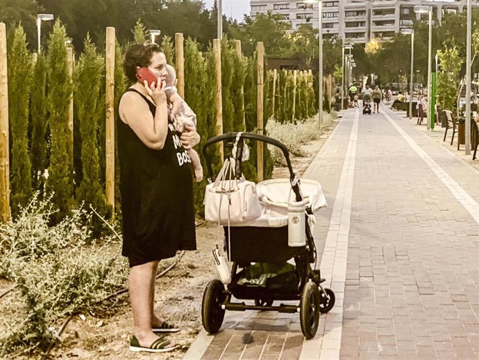 Archivo - Imagen de archivo de una mujer con su bebé