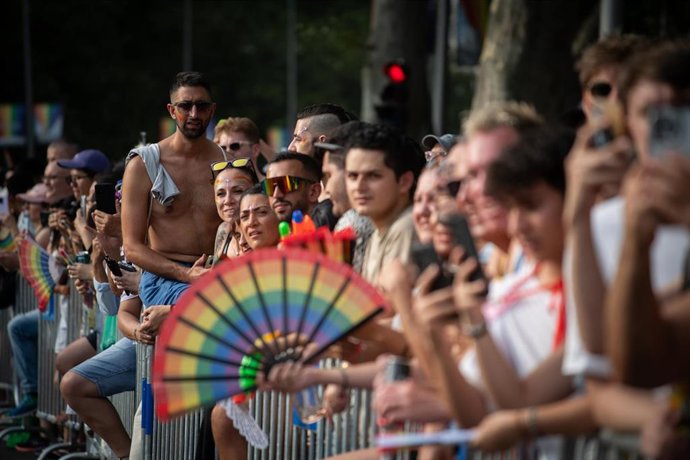 Ambiente en las calles de Madrid durante la manifestación estatal del Orgullo LGTBI+ 2025