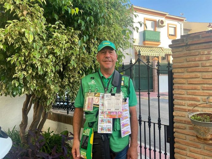 Juan Carlos Rodríguez vendedor de la ONCE que ha repartido suerte en Campanillas, en Málaga capital.